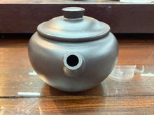 Load image into Gallery viewer, Yixing Ju Lun Zhu Teapot 200ml, Hei Ni Clay - photo 5