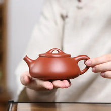 Carica l'immagine nel visualizzatore di Gallery, Yixing "Shi Piao" 135ml, 7 Spout Holes Teapot in "Zhao Zhuang Zhu Ni" (Zhaozhuan Village Red Clay) - King Tea Mall - photo 2