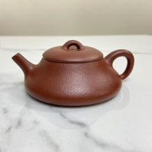 Carica l'immagine nel visualizzatore di Gallery, Yixing Yin Piao Teapot 77 ml, Hong Jiang Po Ni Clay / Mud - photo 10