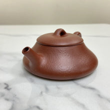 Carica l'immagine nel visualizzatore di Gallery, Yixing Yin Piao Teapot 77 ml, Hong Jiang Po Ni Clay / Mud - photo 11