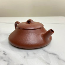 Carica l'immagine nel visualizzatore di Gallery, Yixing Yin Piao Teapot 77 ml, Hong Jiang Po Ni Clay / Mud - photo 12
