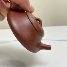 Carica l'immagine nel visualizzatore di Gallery, Yixing Yin Piao Teapot 77 ml, Hong Jiang Po Ni Clay / Mud - photo 13