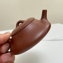 Carica l'immagine nel visualizzatore di Gallery, Yixing Yin Piao Teapot 77 ml, Hong Jiang Po Ni Clay / Mud - photo 14