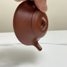 Carica l'immagine nel visualizzatore di Gallery, Yixing Yin Piao Teapot 77 ml, Hong Jiang Po Ni Clay / Mud - photo 15