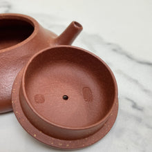 Carica l'immagine nel visualizzatore di Gallery, Yixing Yin Piao Teapot 77 ml, Hong Jiang Po Ni Clay / Mud - photo 2