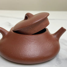 Carica l'immagine nel visualizzatore di Gallery, Yixing Yin Piao Teapot 77 ml, Hong Jiang Po Ni Clay / Mud - photo 3