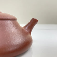 Carica l'immagine nel visualizzatore di Gallery, Yixing Yin Piao Teapot 77 ml, Hong Jiang Po Ni Clay / Mud - photo 5