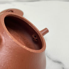 Carica l'immagine nel visualizzatore di Gallery, Yixing Yin Piao Teapot 77 ml, Hong Jiang Po Ni Clay / Mud - photo 6