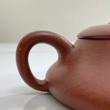 Carica l'immagine nel visualizzatore di Gallery, Yixing Yin Piao Teapot 77 ml, Hong Jiang Po Ni Clay / Mud - photo 7
