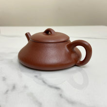 Carica l'immagine nel visualizzatore di Gallery, Yixing Yin Piao Teapot 77 ml, Hong Jiang Po Ni Clay / Mud - photo 9