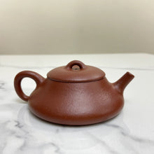 Carica l'immagine nel visualizzatore di Gallery, Yixing Yin Piao Teapot 77 ml, Hong Jiang Po Ni Clay / Mud