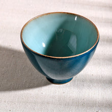 Laden Sie das Bild in den Galerie-Viewer, Peacock Green Glazed Porcelain Tea Cup, 75ml, Chinese Gongfu Teaware.