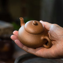 Laden Sie das Bild in den Galerie-Viewer, Yixing &quot;Jun De&quot; Teapot in Original Ore Duan Ni Clay 100ml