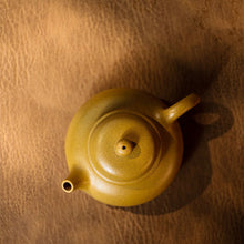 將圖片載入圖庫檢視器 Yixing &quot;Rong Tian&quot; Teapot 110ml, Golden Duan Ni Mud
