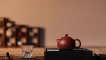 Cargar imagen en el visor de la galería, Dayi &quot;Xi Shi&quot; Elegance Yixing Teapot in Zi Ni Clay 180ml