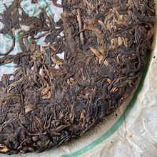Laden Sie das Bild in den Galerie-Viewer, 2005 ChunHai &quot;Meng Song - Gu Cha Shan - Kong Que&quot; (Mengsong - Ancient Tea Mountain - Peacock) Cake 357g Puerh Sheng Cha Raw Tea I&#39;m