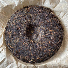 Laden Sie das Bild in den Galerie-Viewer, 2004 MengYang &quot;Yuan Ye Xiang - Gu Cha Wang&quot; (Wild Flavor - Ancient Tea King) Cake 357g Puerh Sheng Cha Raw Tea