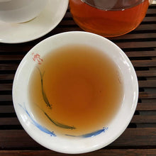 Laden Sie das Bild in den Galerie-Viewer, 2005 ChunHai &quot;Meng Song - Gu Cha Shan - Kong Que&quot; (Mengsong - Ancient Tea Mountain - Peacock) Cake 357g Puerh Sheng Cha Raw Tea I&#39;m
