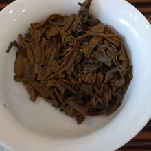 Cargar imagen en el visor de la galería, 2000 LaoTongZhi Yi Wu Shan Ye Sheng (Yiwu Wild Leaf Cake) 357g Puerh Sheng Cha R - photo 10