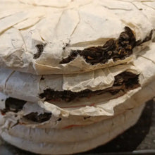 Cargar imagen en el visor de la galería, 2000 LaoTongZhi Yi Wu Shan Ye Sheng (Yiwu Wild Leaf Cake) 357g Puerh Sheng Cha R - photo 4