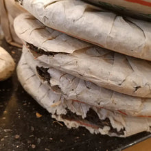 Cargar imagen en el visor de la galería, 2000 LaoTongZhi Yi Wu Shan Ye Sheng (Yiwu Wild Leaf Cake) 357g Puerh Sheng Cha R - photo 5