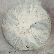Cargar imagen en el visor de la galería, 2000 LaoTongZhi Yi Wu Shan Ye Sheng (Yiwu Wild Leaf Cake) 357g Puerh Sheng Cha R - photo 6