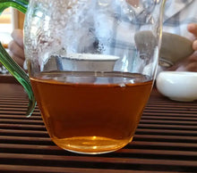 Cargar imagen en el visor de la galería, 2000 LaoTongZhi Yi Wu Shan Ye Sheng (Yiwu Wild Leaf Cake) 357g Puerh Sheng Cha R - photo 8