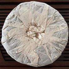 Load image into Gallery viewer, 2002 TaiLian Ji Nian (Commemoration of 2002 International Puer Tea Seminar) Cake - photo 2