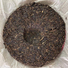 Load image into Gallery viewer, 2002 TaiLian Ji Nian (Commemoration of 2002 International Puer Tea Seminar) Cake - photo 3