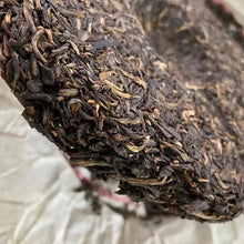 Load image into Gallery viewer, 2002 TaiLian Ji Nian (Commemoration of 2002 International Puer Tea Seminar) Cake - photo 5