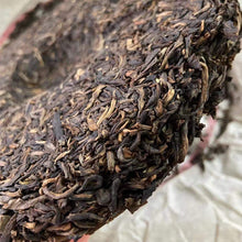 Load image into Gallery viewer, 2002 TaiLian Ji Nian (Commemoration of 2002 International Puer Tea Seminar) Cake - photo 6