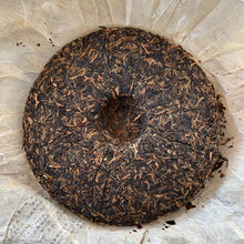 Load image into Gallery viewer, 2004 CNNP Puerh Ji Xing - Zhong Jie Zhe Hao (Lucky - Terminator) Cake 357g Puerh - photo 4