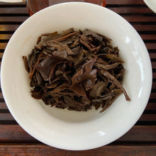 Carica l'immagine nel visualizzatore di Gallery, 2004 LaoTongZhi Ye Sheng Qiao Mu (Wild Arbor Tree) Cake 400g Puerh Sheng Cha Raw - photo 11