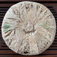 Carica l'immagine nel visualizzatore di Gallery, 2004 LaoTongZhi Ye Sheng Qiao Mu (Wild Arbor Tree) Cake 400g Puerh Sheng Cha Raw - photo 2