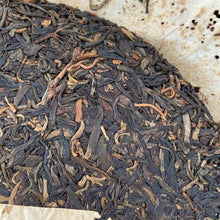 Carica l'immagine nel visualizzatore di Gallery, 2004 LaoTongZhi Ye Sheng Qiao Mu (Wild Arbor Tree) Cake 400g Puerh Sheng Cha Raw - photo 6