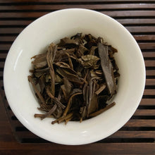 Laden Sie das Bild in den Galerie-Viewer, 2004 PuWen “Yi Wu Zheng Shan (Yi Wu Mountain) 400g Puerh Raw Tea Sheng Cha - Yun - photo 11