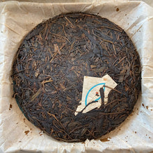 Laden Sie das Bild in den Galerie-Viewer, 2004 PuWen “Yi Wu Zheng Shan (Yi Wu Mountain) 400g Puerh Raw Tea Sheng Cha - Yun - photo 3