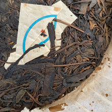 Laden Sie das Bild in den Galerie-Viewer, 2004 PuWen “Yi Wu Zheng Shan (Yi Wu Mountain) 400g Puerh Raw Tea Sheng Cha - Yun - photo 4