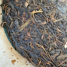 Laden Sie das Bild in den Galerie-Viewer, 2004 PuWen “Yi Wu Zheng Shan (Yi Wu Mountain) 400g Puerh Raw Tea Sheng Cha - Yun - photo 5