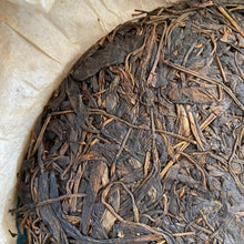 Laden Sie das Bild in den Galerie-Viewer, 2004 PuWen “Yi Wu Zheng Shan (Yi Wu Mountain) 400g Puerh Raw Tea Sheng Cha - Yun - photo 6