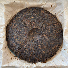 Laden Sie das Bild in den Galerie-Viewer, 2004 PuWen “Yi Wu Zheng Shan (Yi Wu Mountain) 400g Puerh Raw Tea Sheng Cha - Yun - photo 7