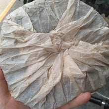 Laden Sie das Bild in den Galerie-Viewer, 2004 TianXiang Chun Ya (Yiwu - Wild Spring Bud) Cake 357g Puerh Sheng Cha Raw Te - photo 3