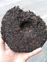 Load image into Gallery viewer, 2005 ChangTai Ban Na Yun Wu Yuan Cha (Banna Cloudy Foggy Wild Tea) Cake 400g Pue - photo 4