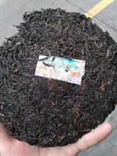 Load image into Gallery viewer, 2005 ChangTai Ban Na Yun Wu Yuan Cha (Banna Cloudy Foggy Wild Tea) Cake 400g Pue - photo 5