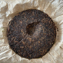 Load image into Gallery viewer, 2005 LaoTongZhi “Meng Hai Qiao Mu” (Menghai Arbor) Cake 357g Puerh Sheng Cha Raw - photo 2