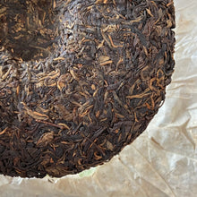 Load image into Gallery viewer, 2005 LaoTongZhi “Meng Hai Qiao Mu” (Menghai Arbor) Cake 357g Puerh Sheng Cha Raw - photo 3
