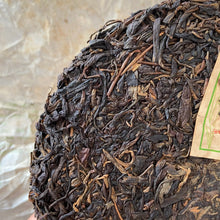 Load image into Gallery viewer, 2005 LaoTongZhi “Meng Hai Qiao Mu” (Menghai Arbor) Cake 357g Puerh Sheng Cha Raw - photo 4