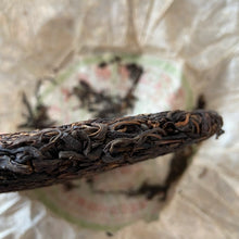 Load image into Gallery viewer, 2005 LaoTongZhi “Meng Hai Qiao Mu” (Menghai Arbor) Cake 357g Puerh Sheng Cha Raw - photo 5