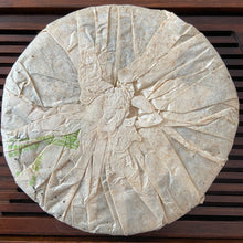 Load image into Gallery viewer, 2005 LaoTongZhi “Meng Hai Qiao Mu” (Menghai Arbor) Cake 357g Puerh Sheng Cha Raw - photo 6