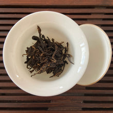 Load image into Gallery viewer, 2005 LaoTongZhi “Meng Hai Qiao Mu” (Menghai Arbor) Cake 357g Puerh Sheng Cha Raw - photo 7
